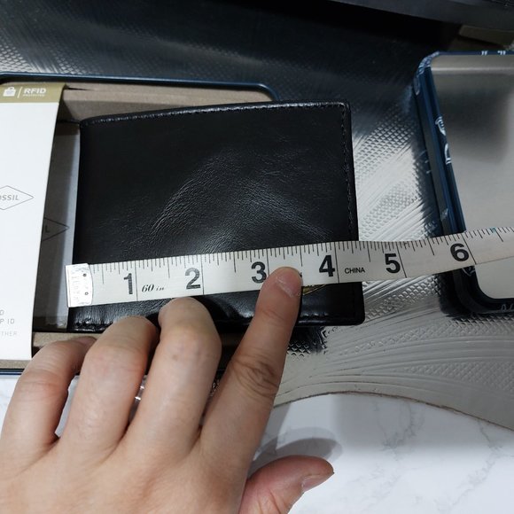 FOSSIL Men's Ryan Leather Wallet With Original Durable Tin Can Bifold With Flip - Picture 8 of 10